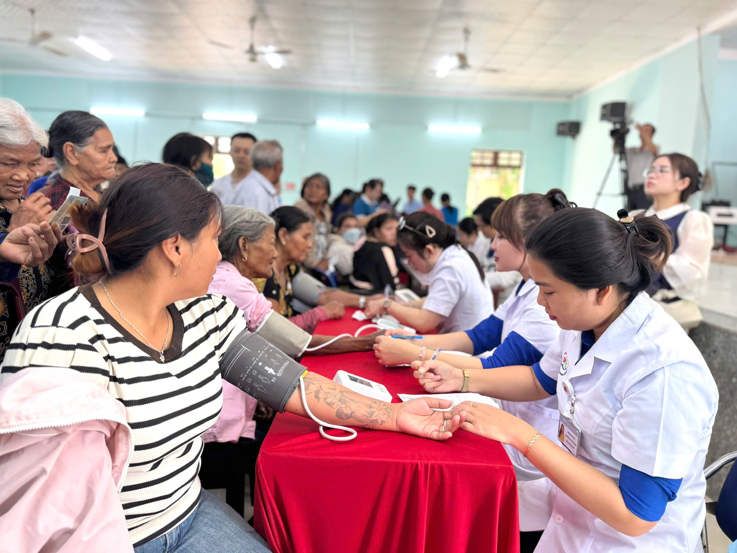 Khám bệnh, phát thuốc miễn phí cho hơn 300 người dân xã Nam Khánh Vĩnh